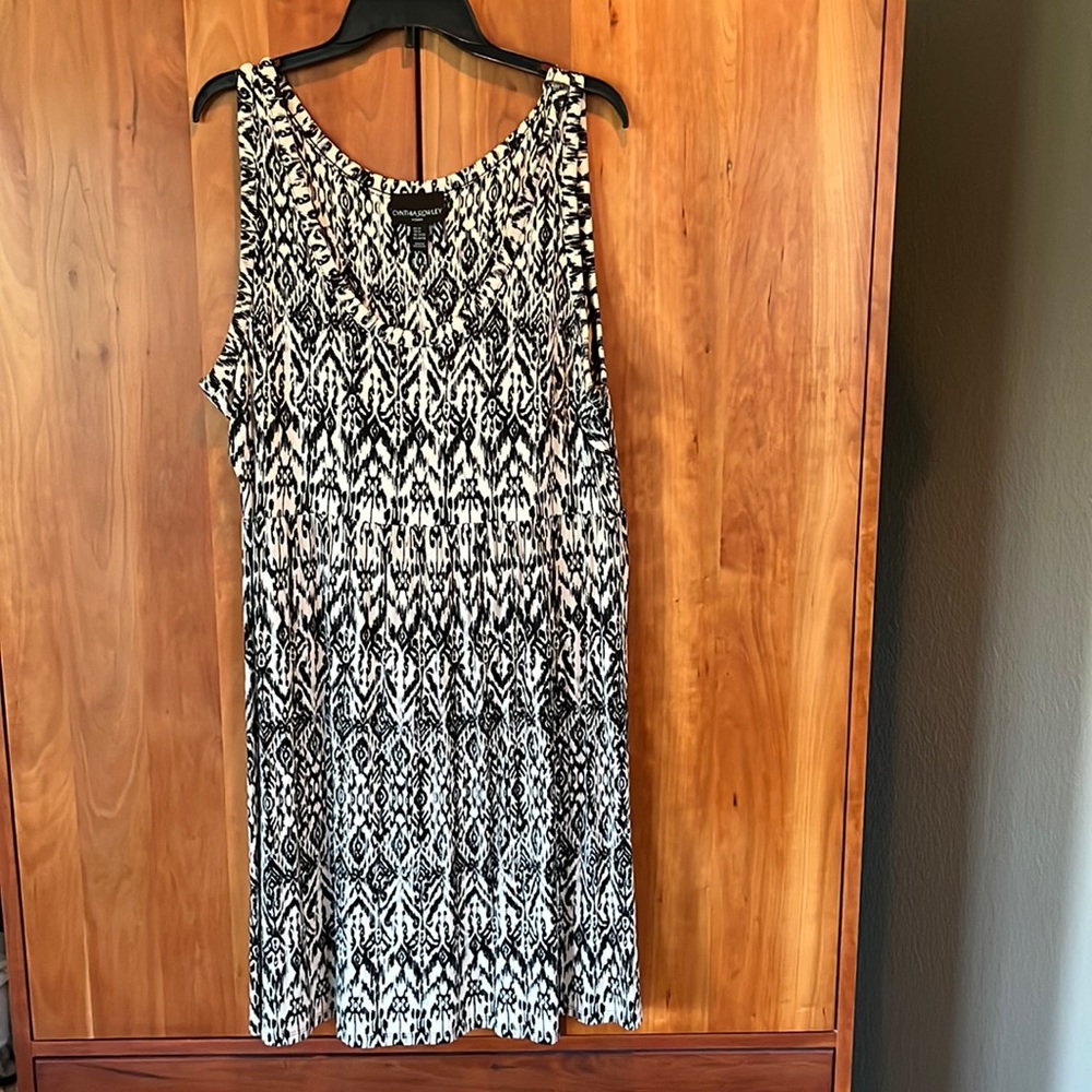 NWOT 2X stretchy Knee-length sleeveless plus dress. 22 pit-to-pit will go to 29